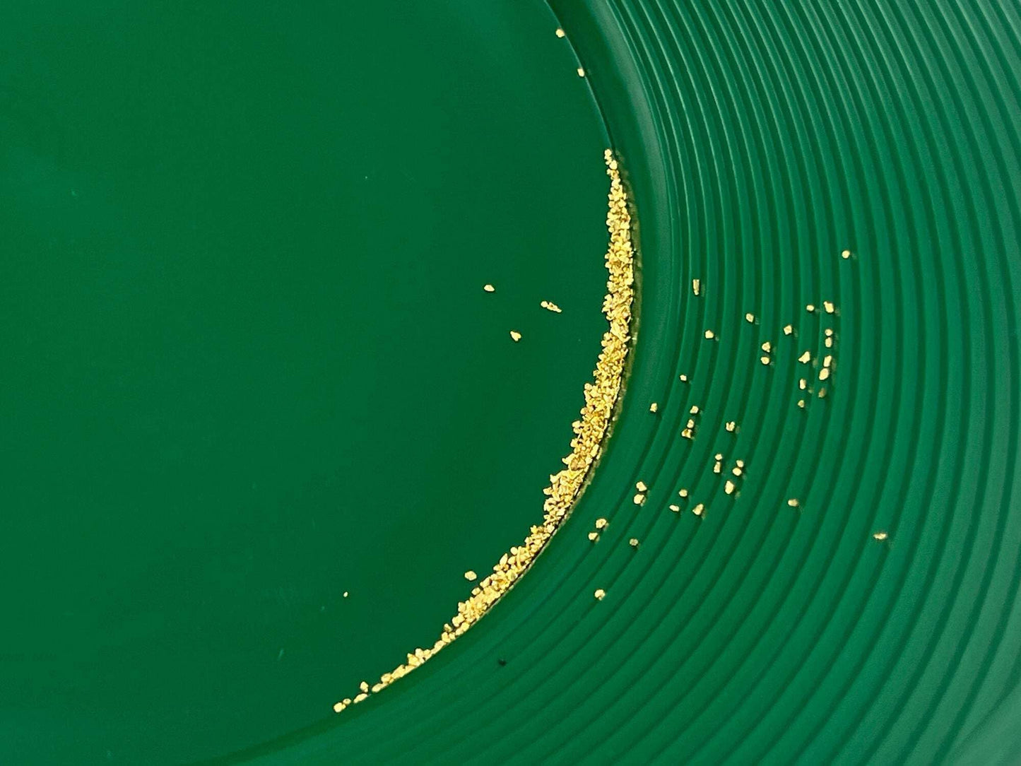 Sluice Fox 2-Pack Gold Panning Starter Kit – Featuring Compact 9-Inch Green Vanishing Riffle Gold Pans and a 4-Ounce Snifter Bottle for Prospecting Adventures